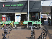902007 Afbeelding van elektrische bezorgfietsen van New York Pizza, geparkeerd voor het afhaalrestaurant (Mereveldplein ...